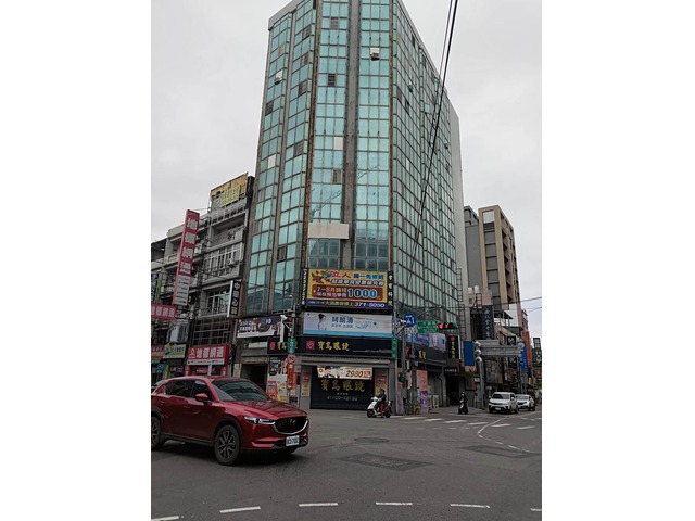 桃園商辦大樓,每坪低價29萬元,捷運G04商圈集市,玻璃帷幕商辦大樓,大湳三角窗住辦大樓,辦公樓出售