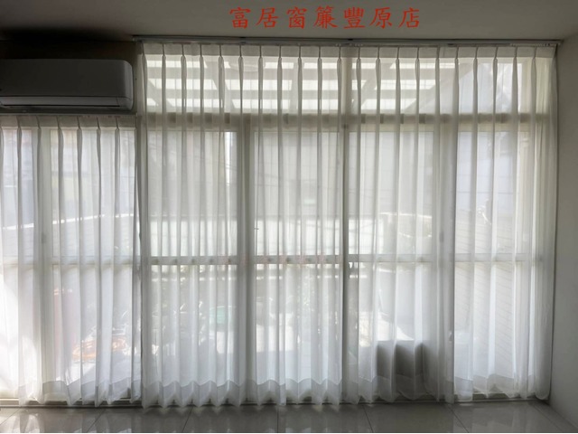 富居窗簾豐原店》比大賣場同性質便宜，做工更精美，專人免費到府安裝。