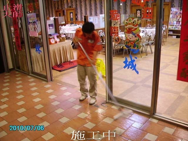 餐廳廚房磁磚地面防滑劑 (地板止滑劑) 廚房止滑,內場防滑,顧客用餐區止滑, 自助餐走道防滑,送餐區止滑,餐廳外場防滑工程,餐飲外場防滑工作,餐飲業地板抗滑性,勞工滑跌倒,廁所止滑