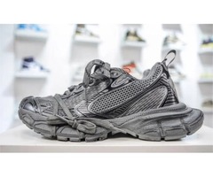 探索時尚之巅：揭秘巴黎世家（Balenciaga）鞋子的獨特魅力