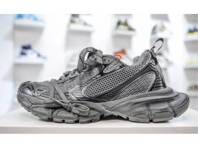 探索時尚之巅：揭秘巴黎世家（Balenciaga）鞋子的獨特魅力