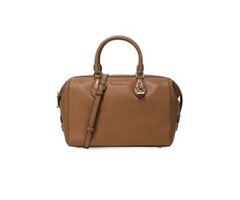 Michael Kors 斜背包無疑是每位都市行者不可或缺的配飾佳品。