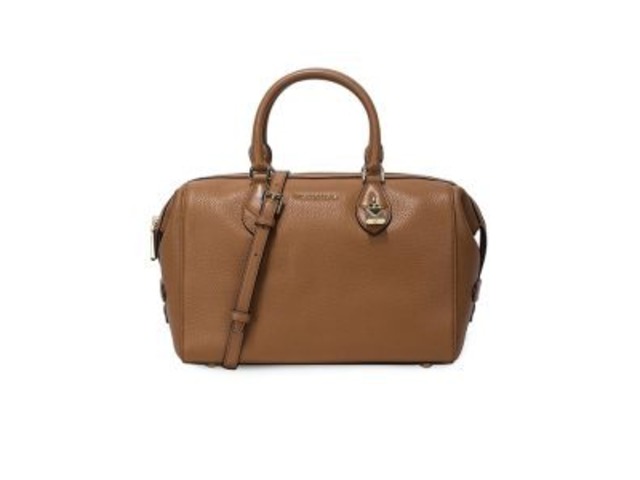 Michael Kors 斜背包無疑是每位都市行者不可或缺的配飾佳品。