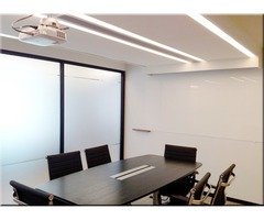 全方位商務中心，即享有貼心免費的服務，收發信件、會議室使用、訪客接待。