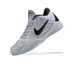 Kobe 5：延續傳奇的籃球鞋典範