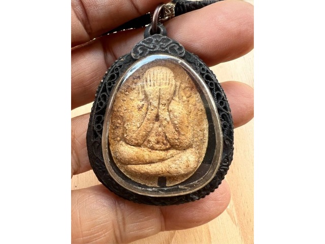 龍婆多花粉必打老佛牌佛曆2521必達老佛牌（Luang Por Dtor）師父的佛牌被認為擁有強大的保護力和招財運，對於安泰、事業順利、健康等方面都能提供加持